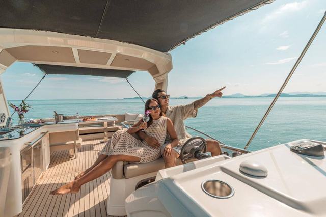 Aft deck dining - cranchi-58