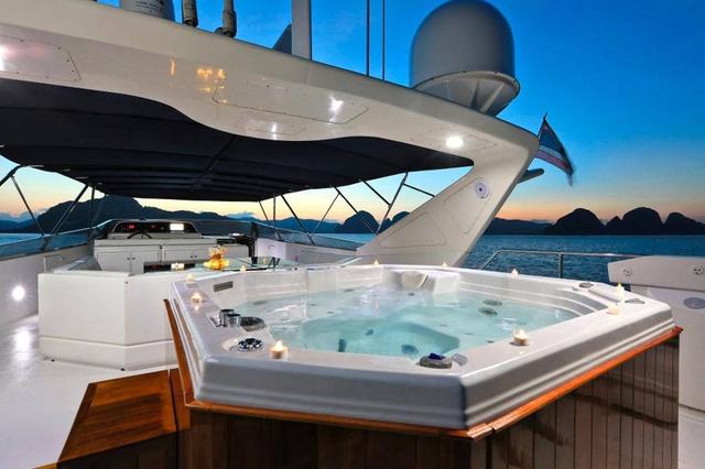 Aft deck dining - falcon-106