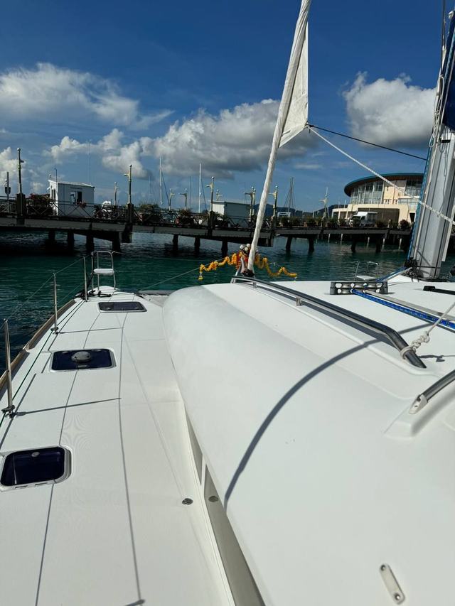 Saloon & galley - lagoon-400