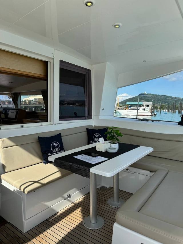 Cockpit dining - lagoon-400