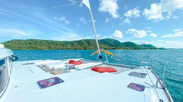 Saloon & galley - lagoon-500