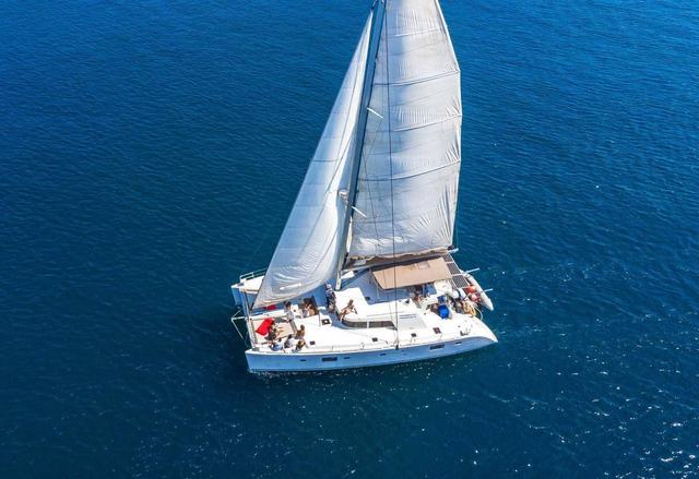 Cockpit dining - lagoon-500