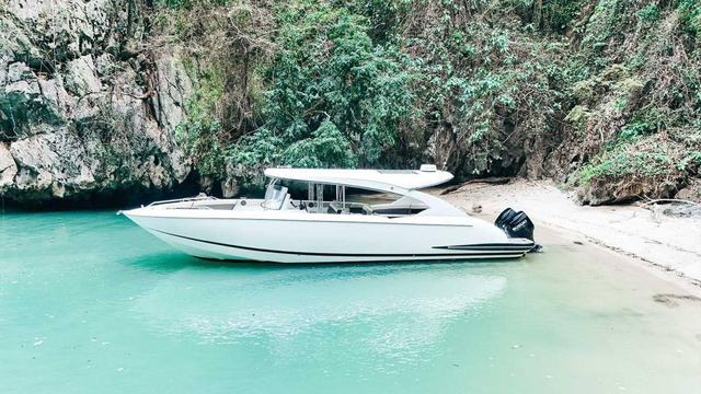 Aft deck dining - luxury-cruiser