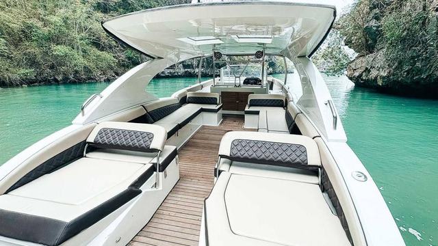 Flybridge - luxury-cruiser