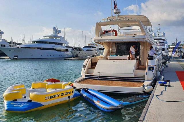 Aft deck dining - riva-70