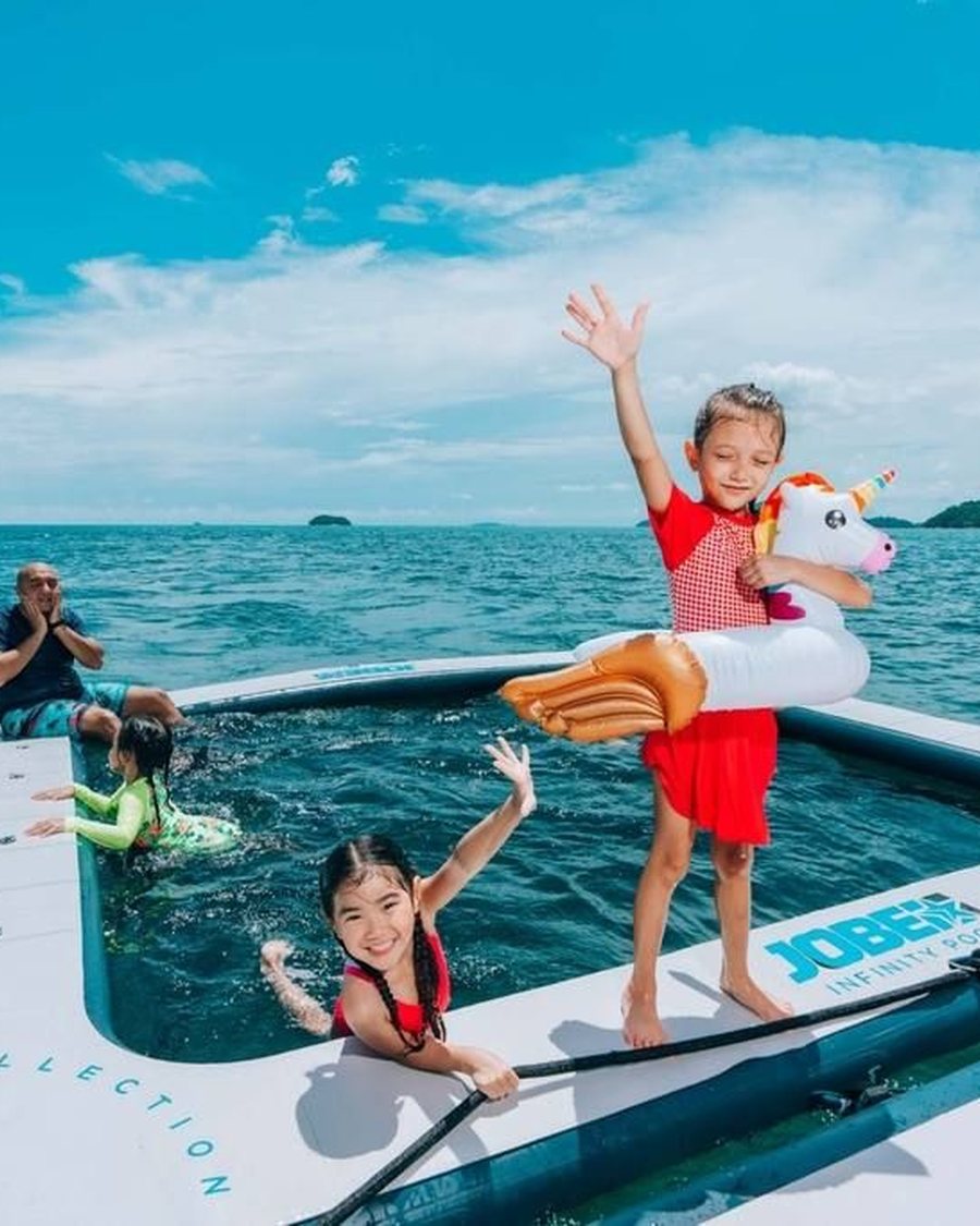 Family enjoying a day on a Star Sailing charter